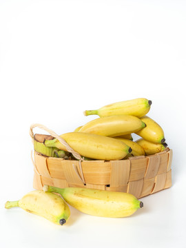 竹篮中的黄色水果芭蕉白底图