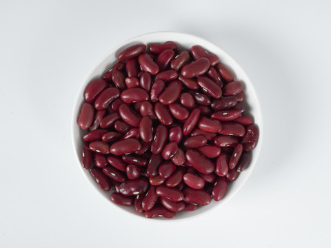 白色瓷盘里的红豆