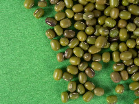 绿色背景里的散落的绿豆