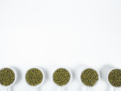 白色瓷碟里的绿豆
