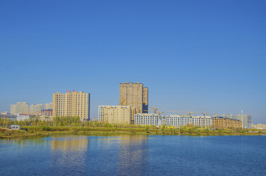 鞍山万水河与河岸的建筑群