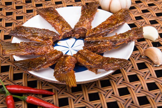 小吃魚尾