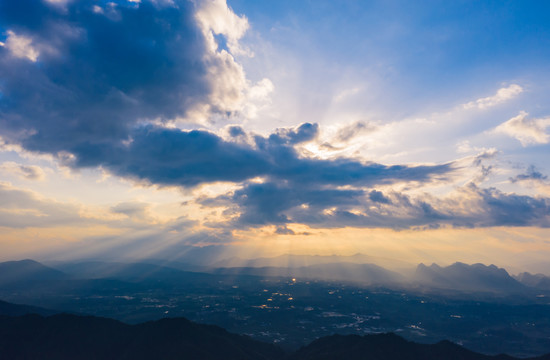 霞光洒落的广阔田野