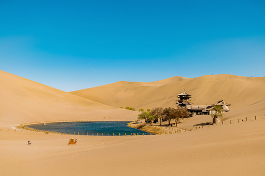 敦煌鸣沙山月牙泉全景