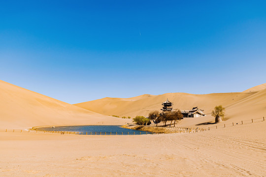 敦煌鸣沙山月牙泉远景