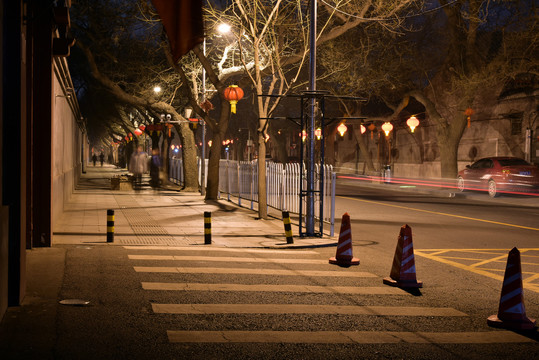 北京老城区街道夜景