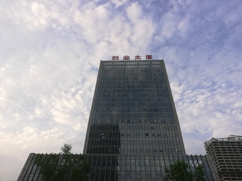 陰天天空下的高樓