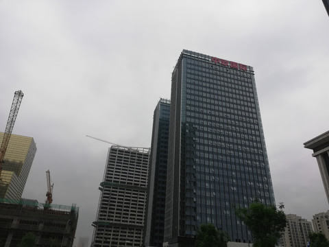陰天天空下的高樓