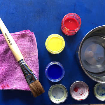  水粉画颜料和画笔