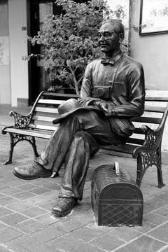 坐在椅子上休息的老人雕像