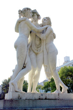三个女人雕塑