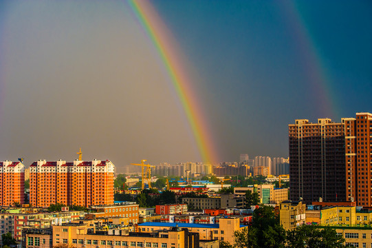 城市上空雨后彩虹