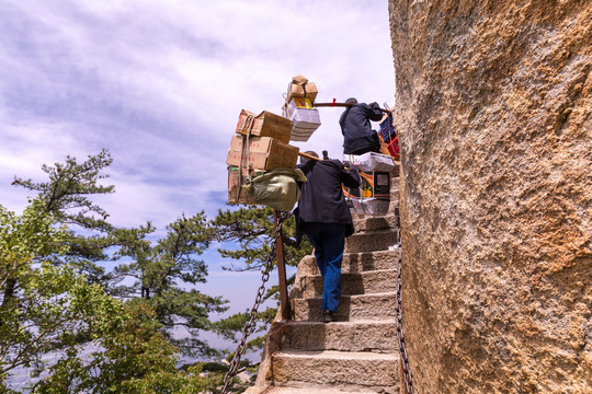 华山挑山工