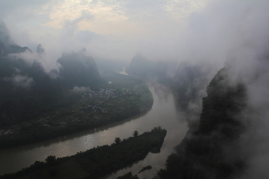 山峰雾