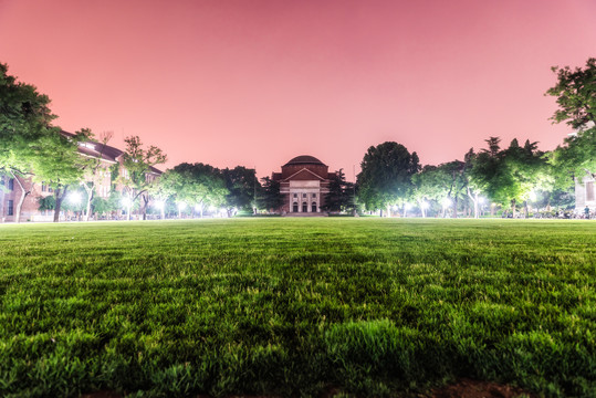 北京清华大学大礼堂草坪夜景