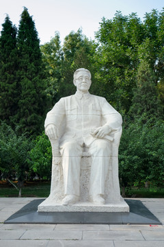 杨石先塑像