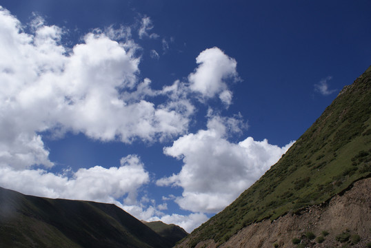 蓝天白云群山