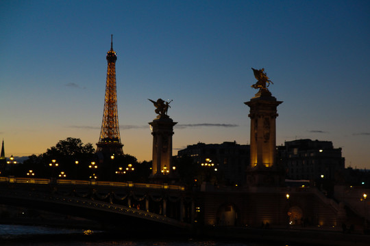 夜幕下的巴黎