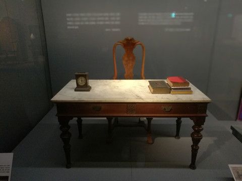 古典书桌和高背椅
