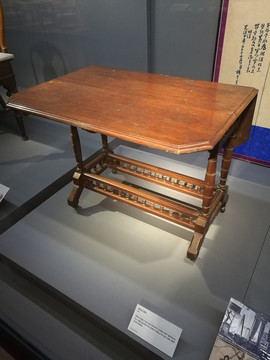 古典样式木桌