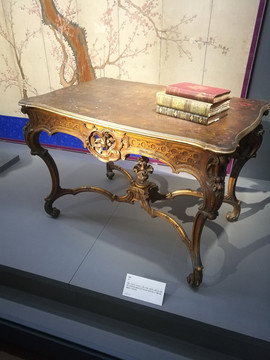 古典样式木桌