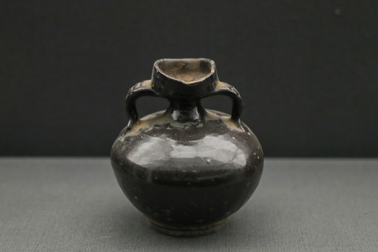 黑釉陶罐