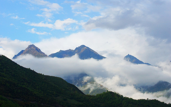 远眺夹金山