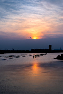 夕阳下的华阳湖