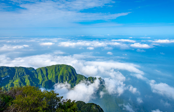 峨眉山的山体与云海