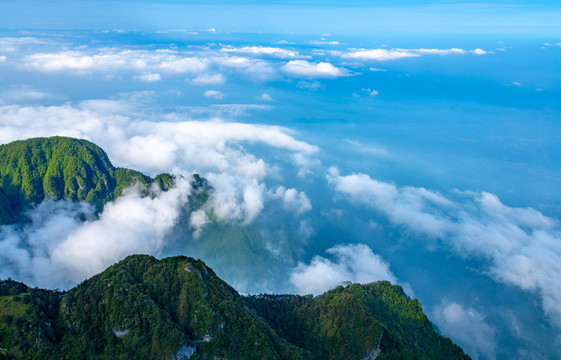 峨眉山的山体与云海