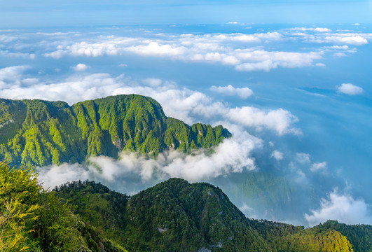 峨眉山的山体与云海