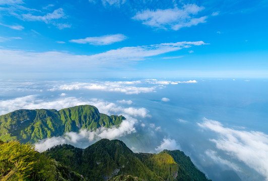 峨眉山的山体与云海