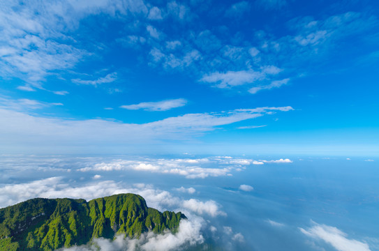 峨眉山的山体与云海