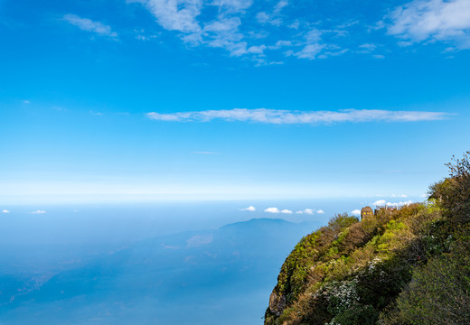 峨眉山的山体与云海