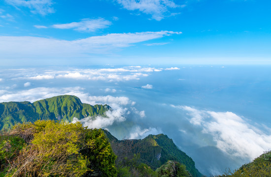 峨眉山的山体与云海