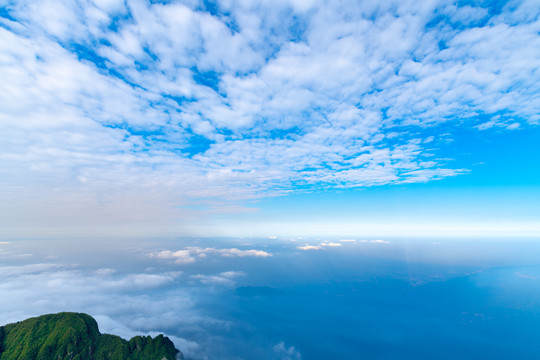 峨眉山的山体与云海