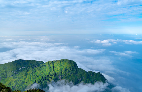 峨眉山的山体与云海