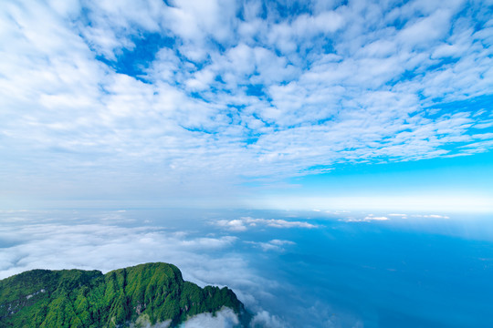 峨眉山的山体与云海