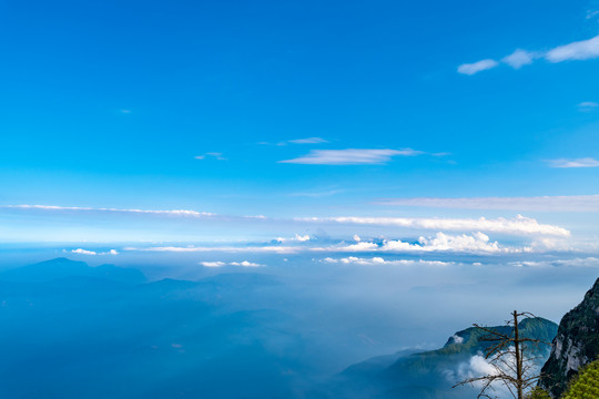 峨眉山的山体与云海