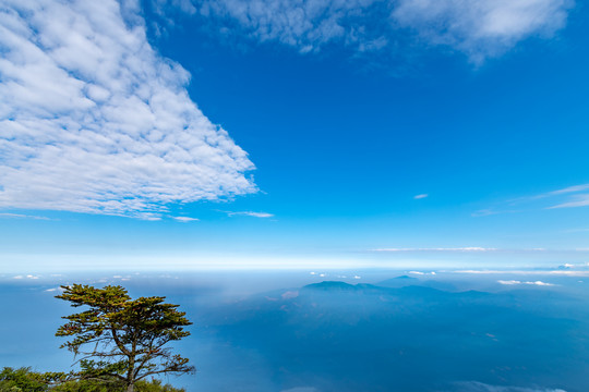 峨眉山的山体与云海