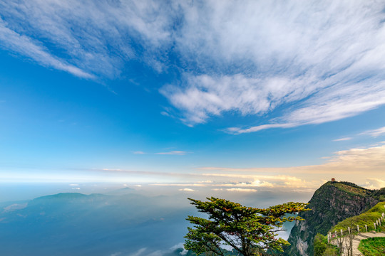 峨眉山的山体与云海