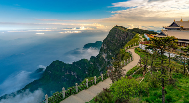 峨眉山的山体与云海