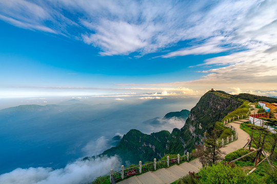 峨眉山的山体与云海