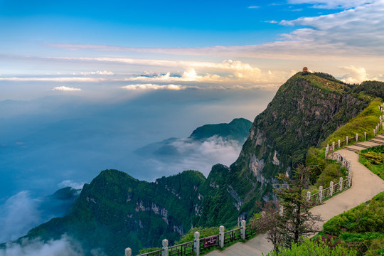 峨眉山的山体与云海