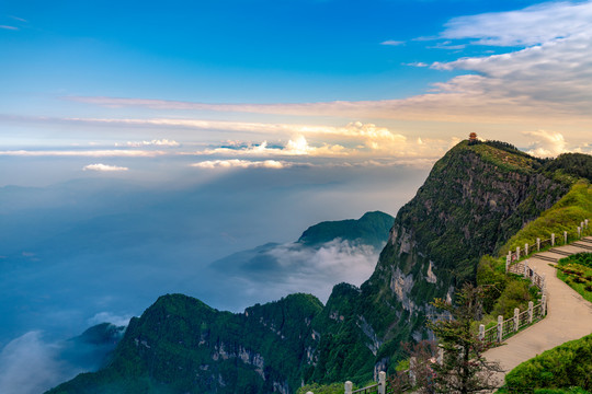 峨眉山的山体与云海