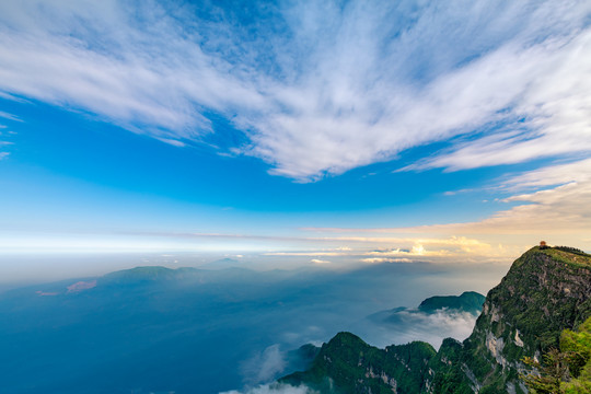 峨眉山的山体与云海