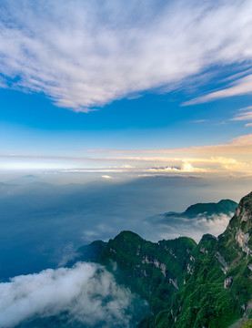 峨眉山的山体与云海