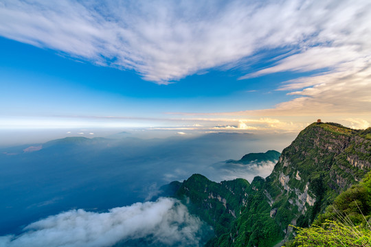 峨眉山的山体与云海