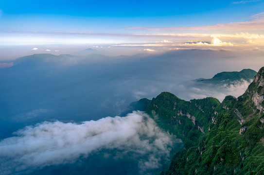 峨眉山的山体与云海