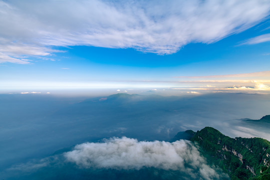 峨眉山的山峰与云海